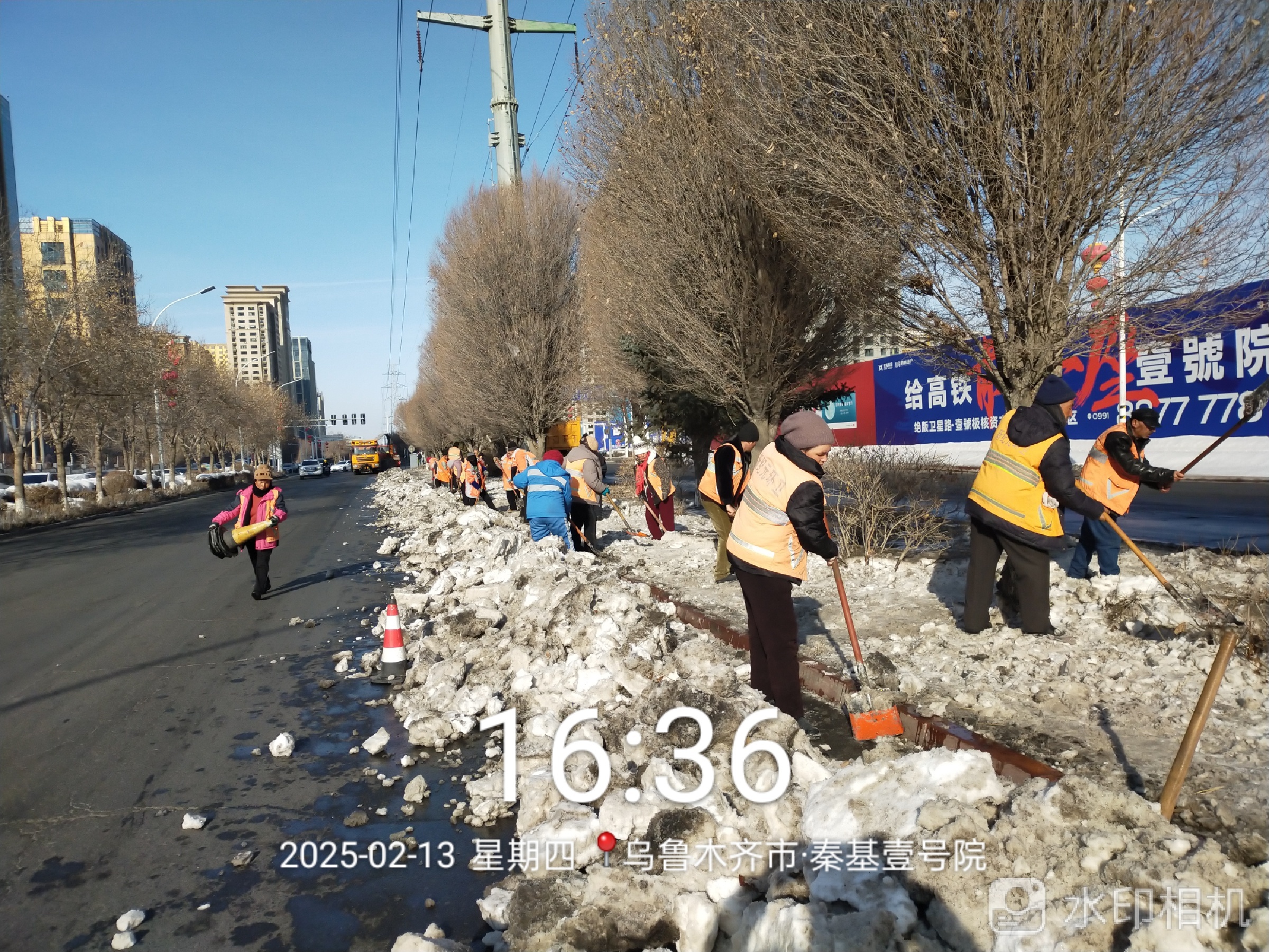 保潔隊集中作戰，助力綠化帶積雪消融